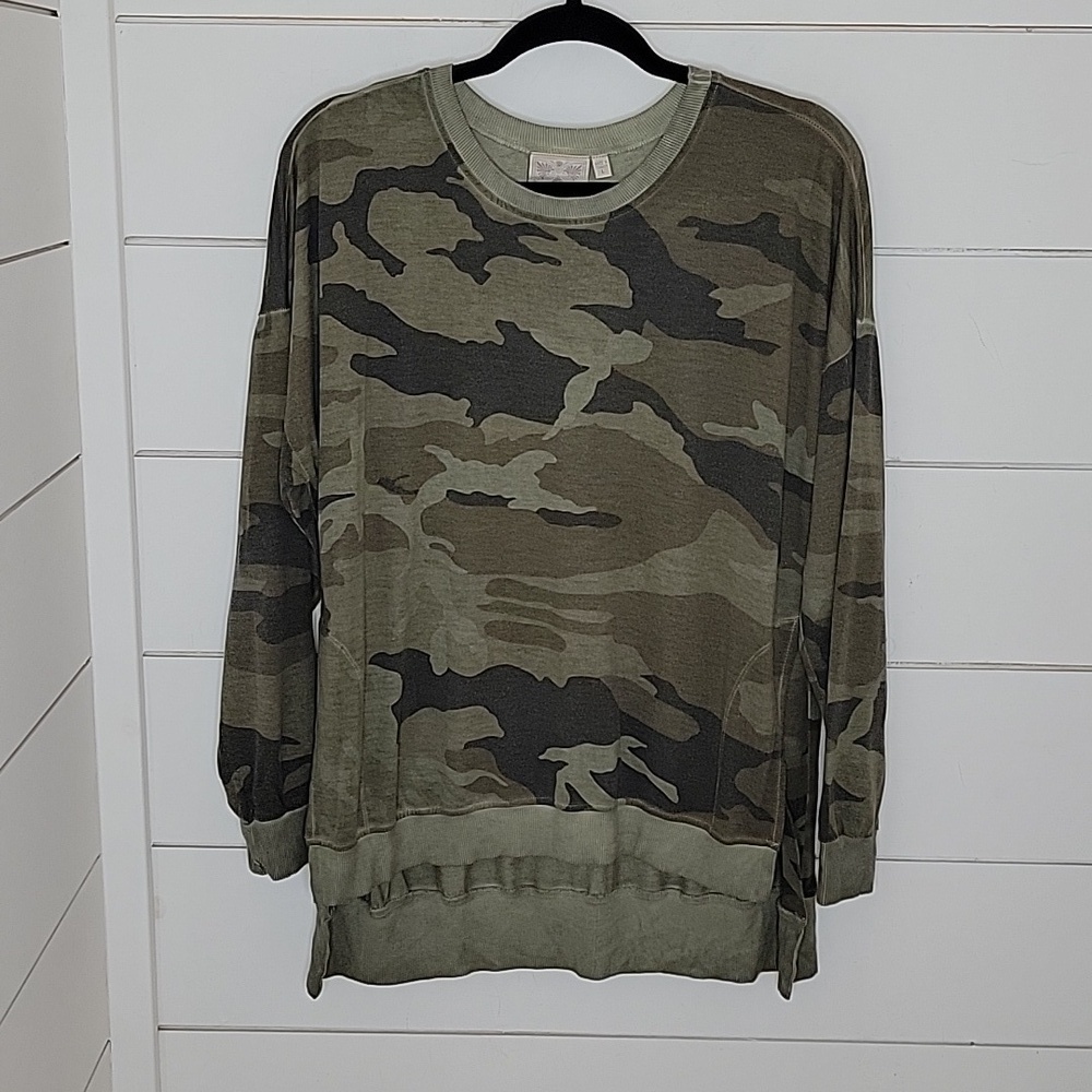 DANTELLE Large green camouflage long sleeve tee shirt. High front low back.